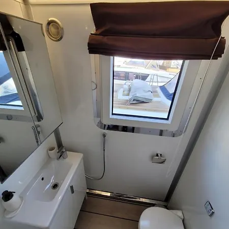 Houseboat Aurora Botel