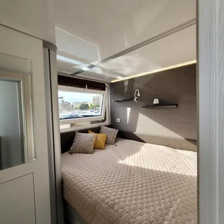 Úszó hotel Houseboat Aurora *