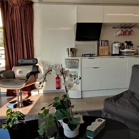 Houseboat Aurora Úszó hotel