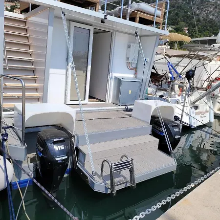Úszó hotel Houseboat Aurora