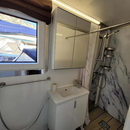 Botel Houseboat Aurora *