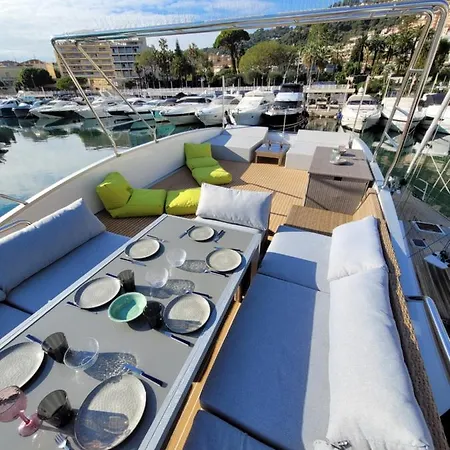 Houseboat Aurora Botel *
