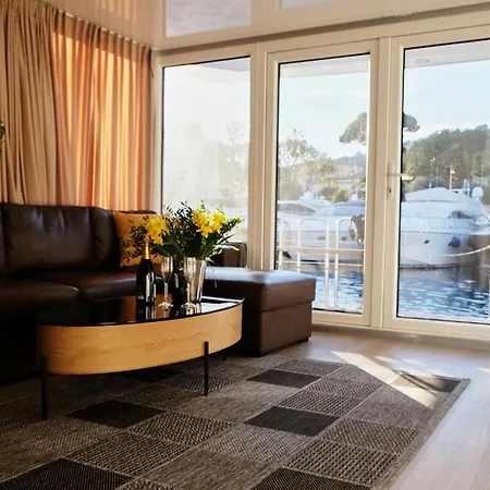 Houseboat Aurora Úszó hotel *