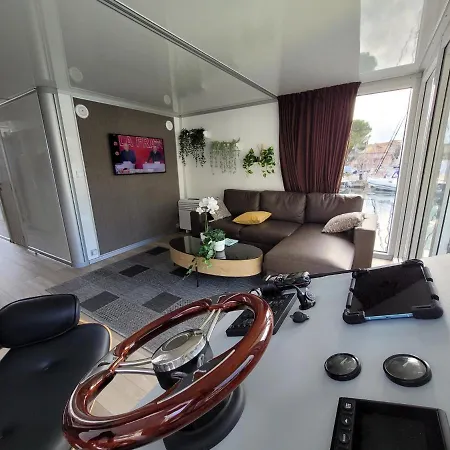 Houseboat Aurora Botel *