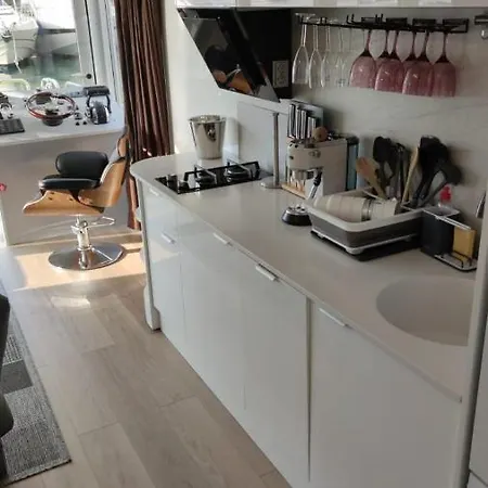 Houseboat Aurora *